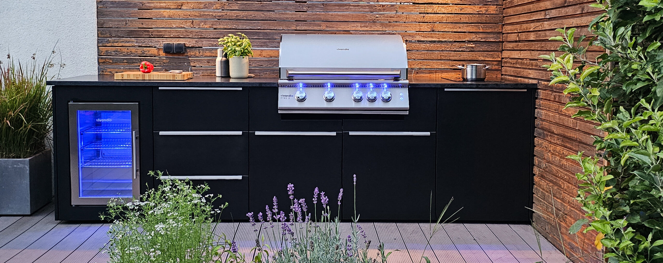 Hochwertige Outdoor-Küche mit integriertem Gas-Einbaugrill