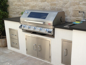 Individuelle Outdoor Küche mit BeefEater Gasgrill