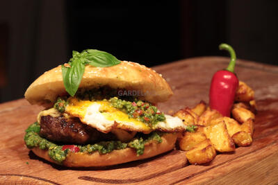 Burger auf dem Grill zubereiten