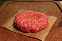 Burger Patty mit der Hand geformt