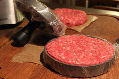 Patty mit der Burgerpresse geformt