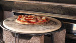 Pizza auf dem Gasgrill mit Pizzastein