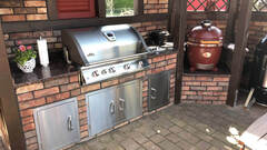 Kamado Keramik Grill in Outdoor Küche eingebaut