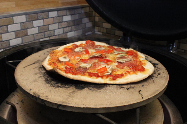 Pizza backen auf dem Kamado Grill