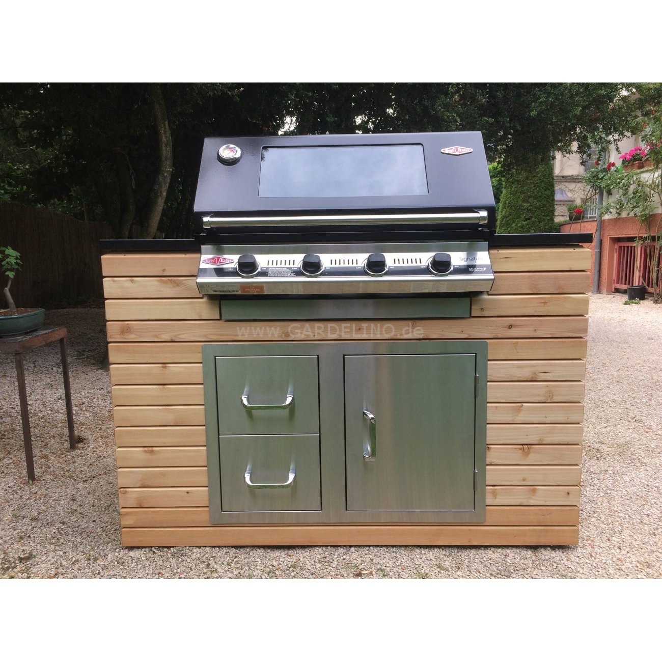 Modul Außenküche mit Rhombusleisten als Verkleidung