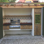 Ländliche Außenküche mit BeefEater-Grill