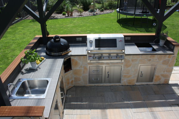 Selbstgebaute Außenküche mit BeefEater und Monolith Grill