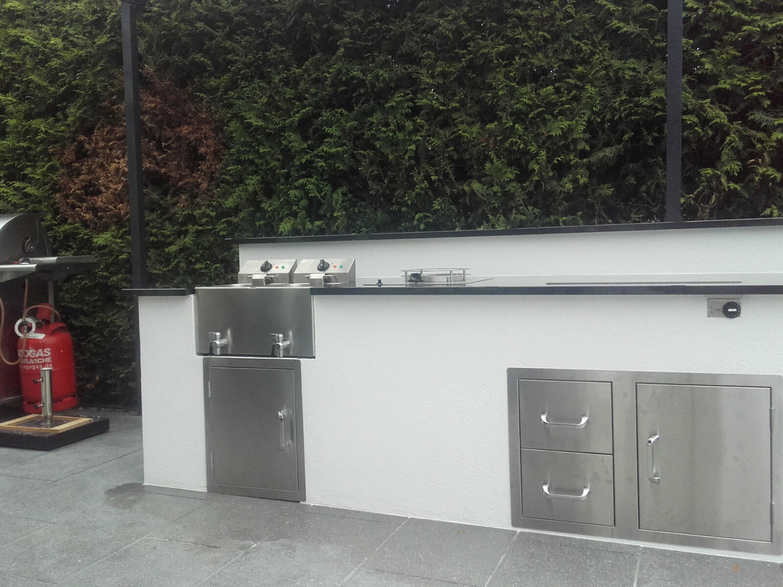 Puristische Außenküche mit Lynx Grill