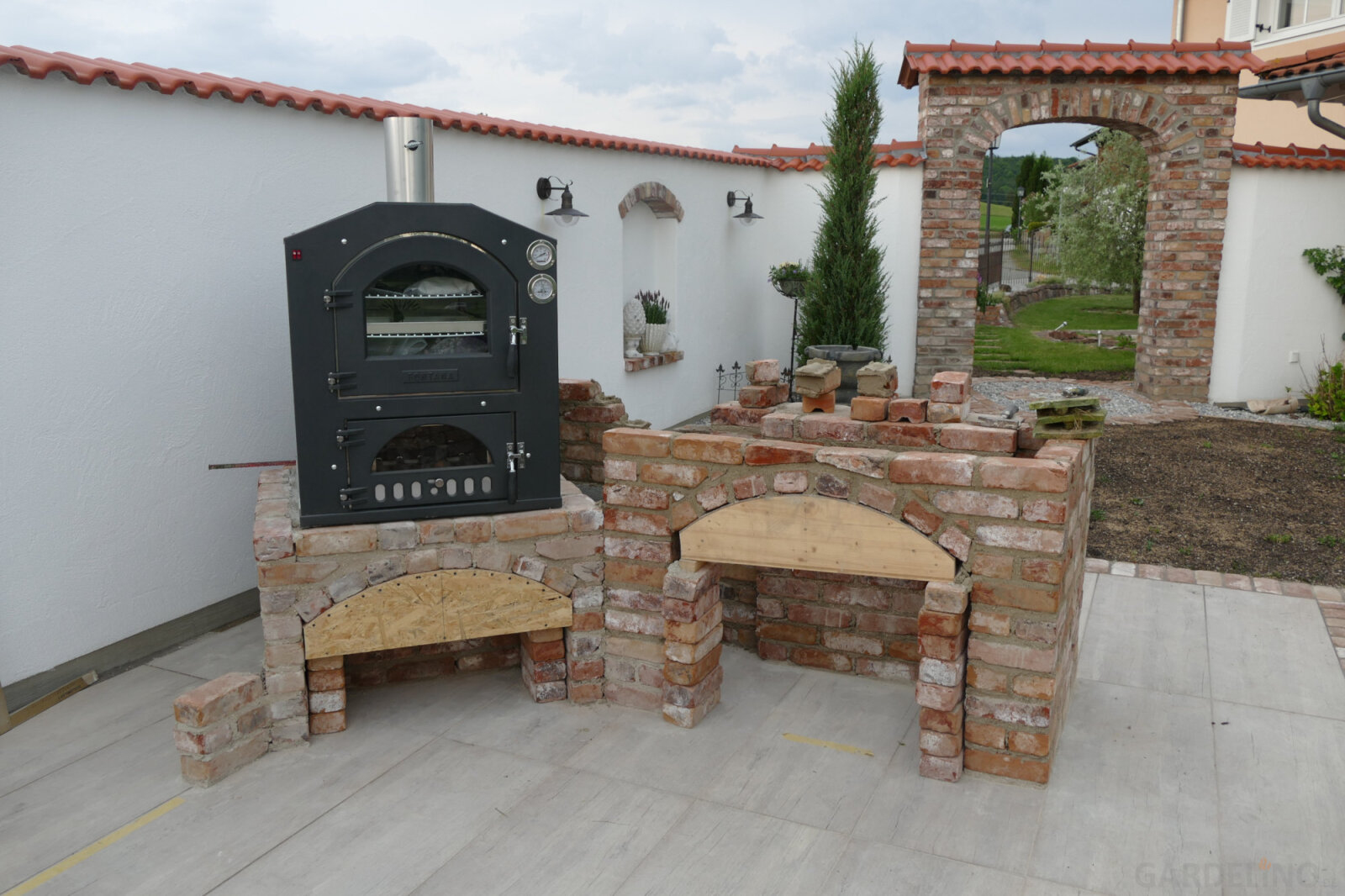 Außenküche mit Grill und Holzbackofen