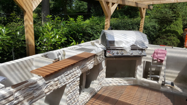 Selbstgebaute Outdoorküche im Schrebergarten