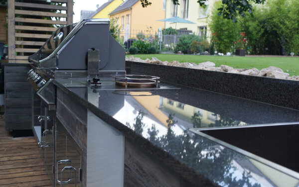 Freistehende Outdoor Küche mit Lounge im Garten
