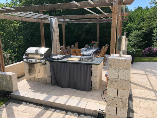 Außenküche aus Stein im Garten