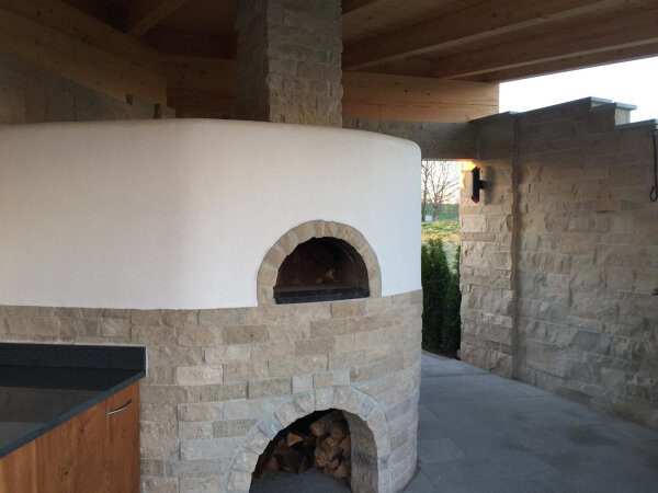 Großzügige Outdoor Küche aus Holz