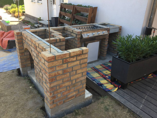 Rustikale Outdoor Küche mit BeefEater Gasgrill