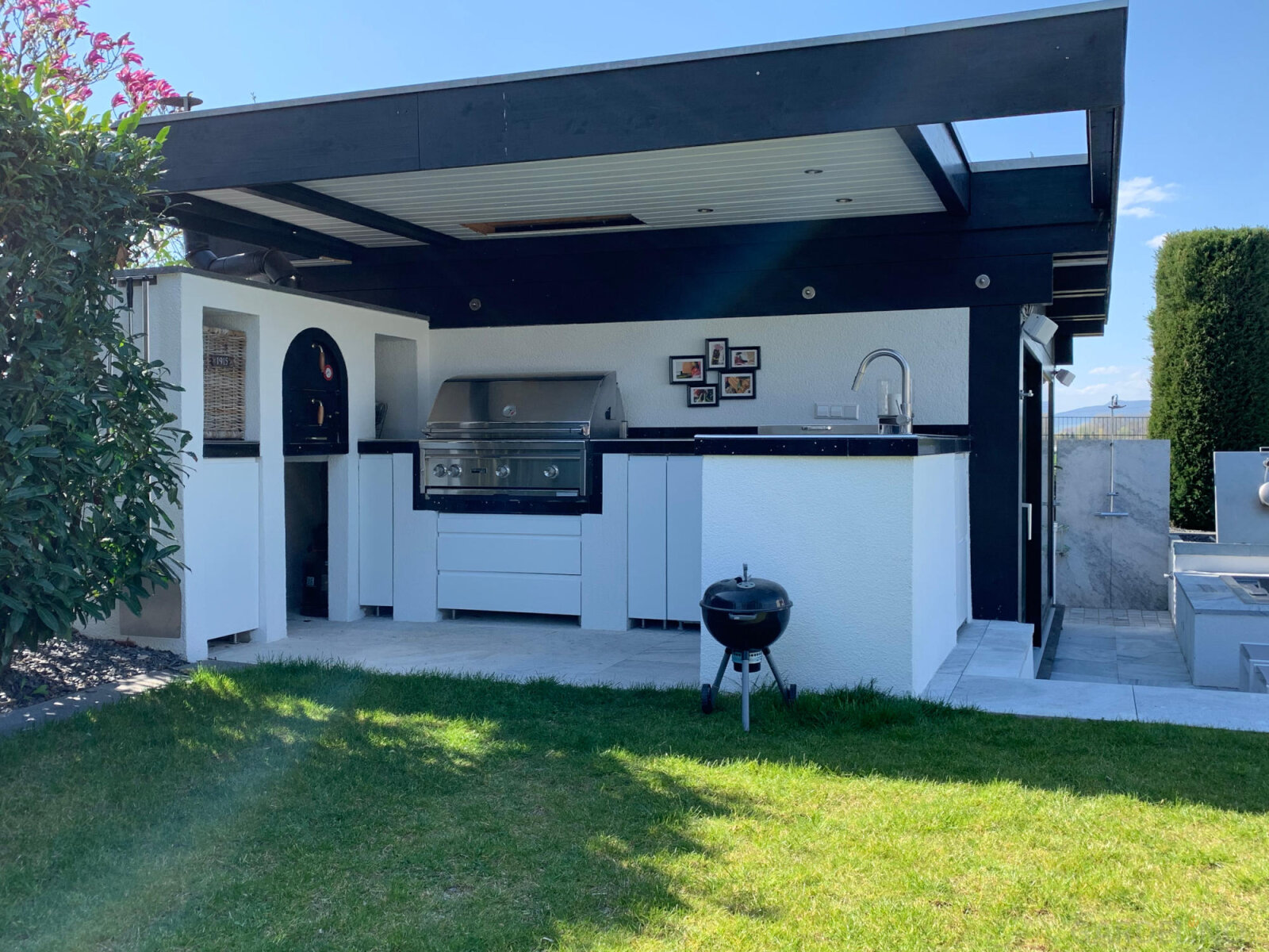 Outdoor Küche mit Grill und Pizzaofen