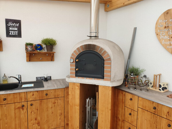 Holz-Außenküche mit Pizzaofen