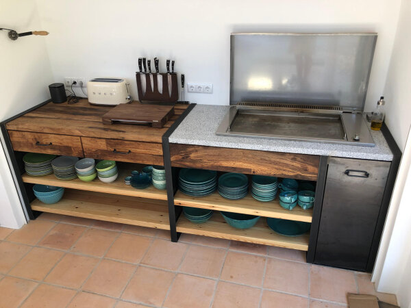 Holz-Außenküche mit Plancha Grill