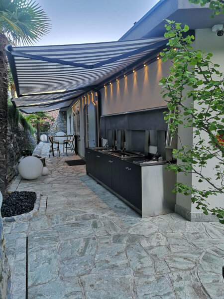 Outdoor Küche mit mediterranem Plancha Grill
