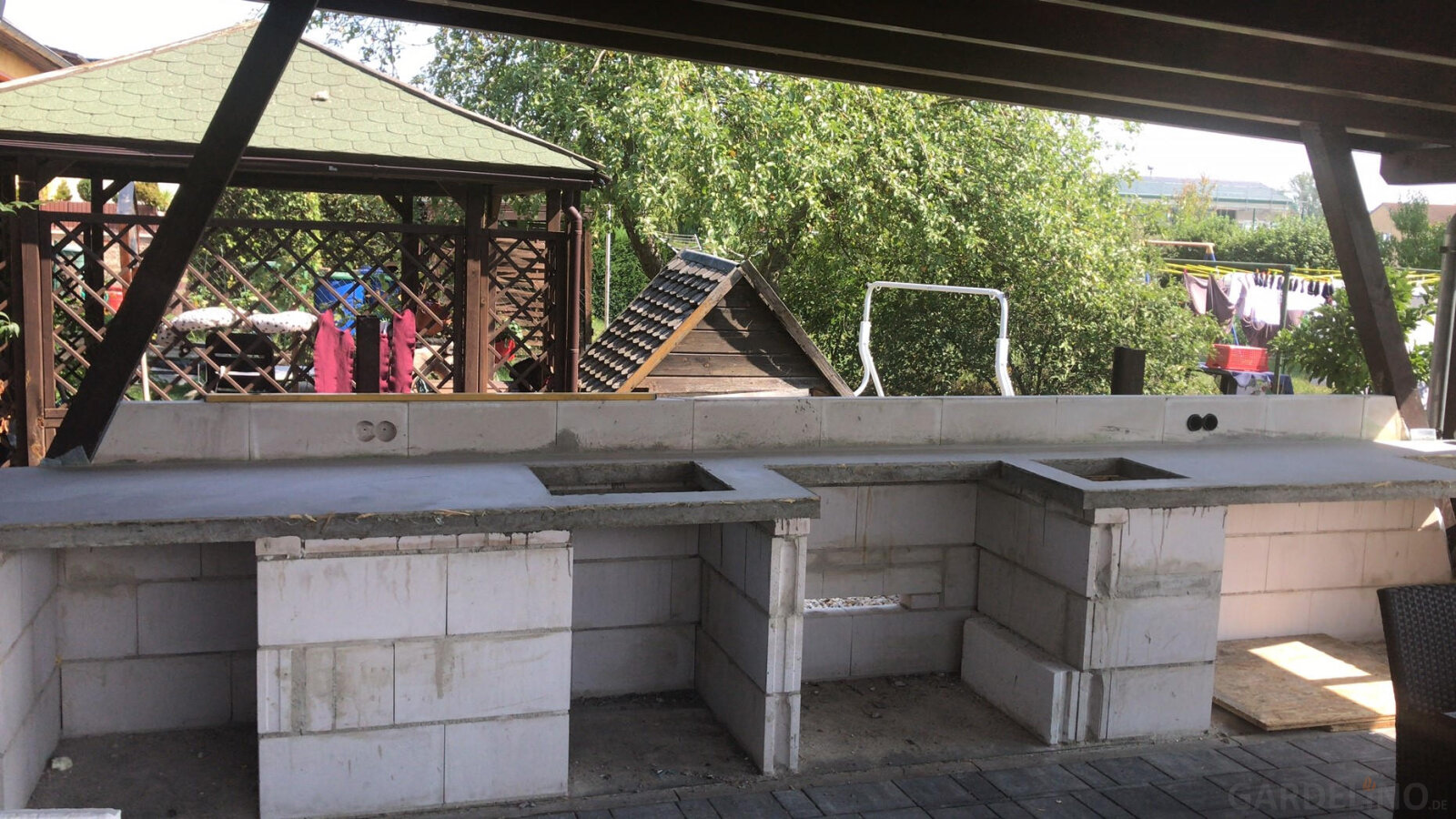 Außenküche mit Fliesen