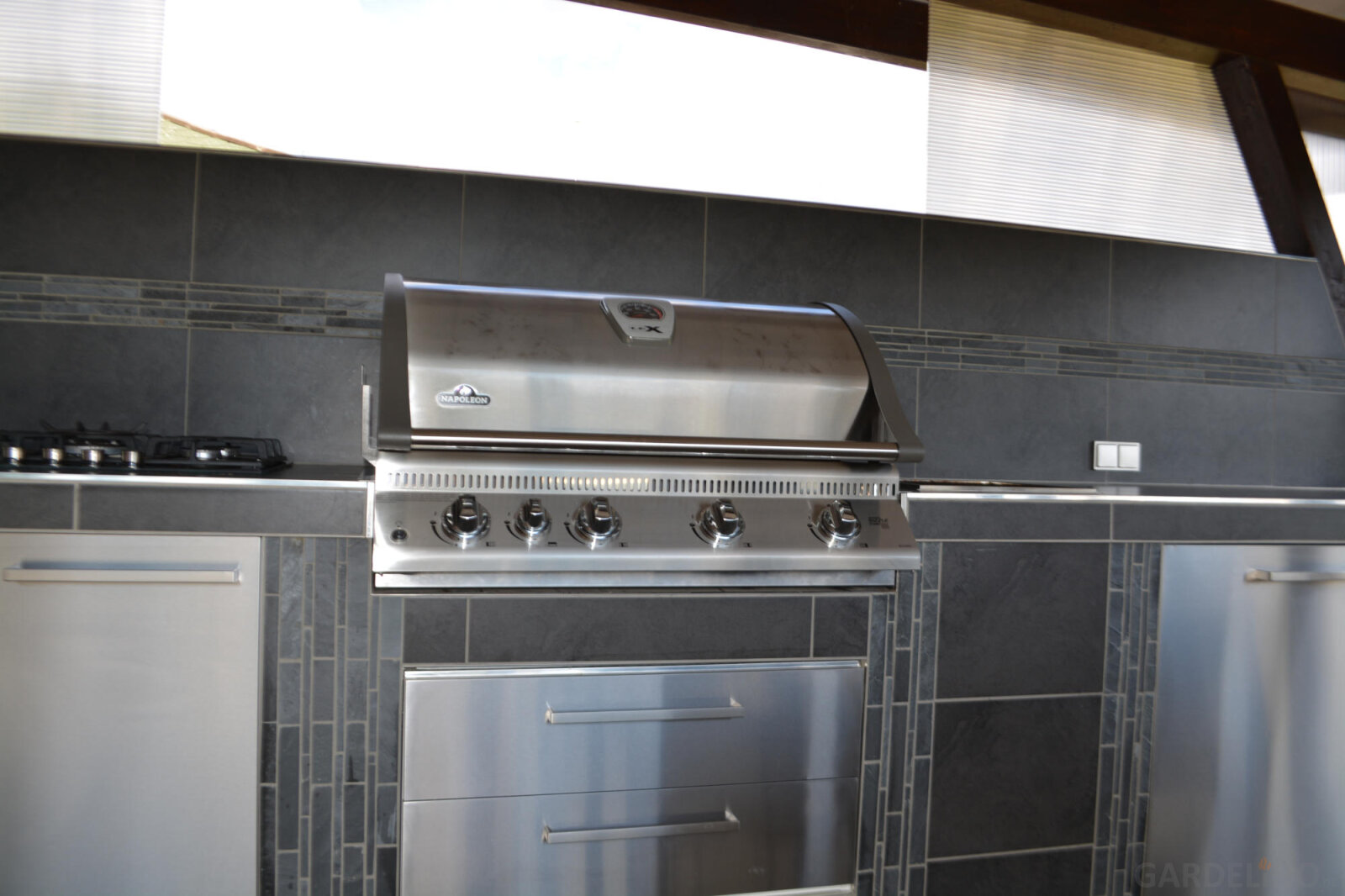 Außenküche mit Fliesen