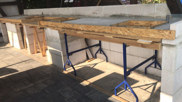 Außenküche mit Fliesen