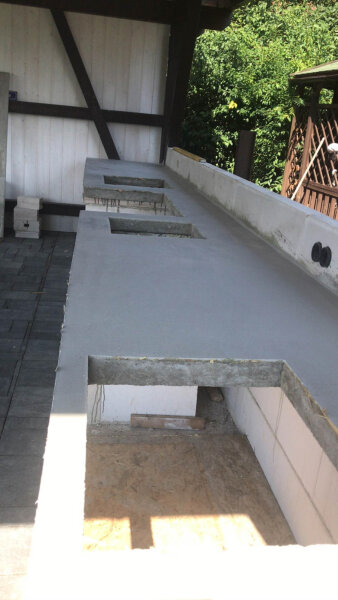 Außenküche mit Fliesen