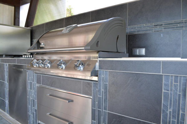 Außenküche mit Fliesen