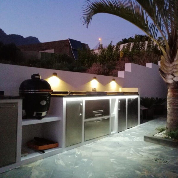 Mediterrane Outdoor Küche mit Plancha Grill