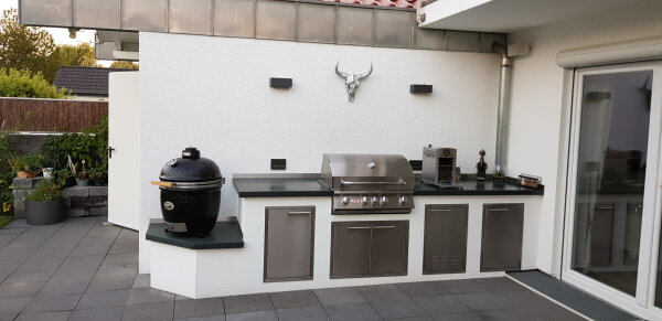 Selbstgebaute Bull BBQ und Monolith Outdoor Küche