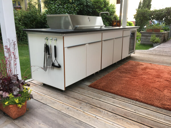 Moderne Outdoor Küche aus Rahmenkonstruktion