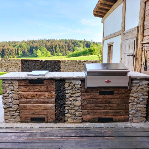 Rustikale Outdoor Küche aus Materialmix