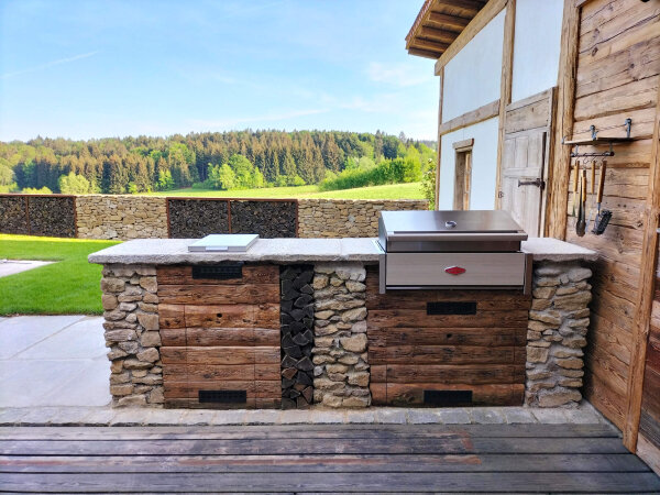 Rustikale Outdoor Küche aus Materialmix