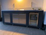 Selbstgebaute mobile Outdoorküchenzeile mit Kühlschrank