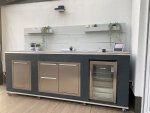 Selbstgebaute mobile Outdoorküchenzeile mit Kühlschrank