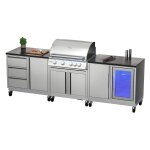 Outdoorküche mit großzügiger Stein Arbeitsplatte