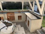 Massive Außenküche in L-Form mit Überdachung