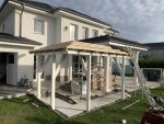 Massive Außenküche in L-Form mit Überdachung