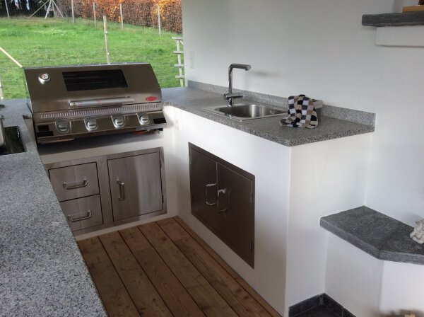 Überdachte BeefEater Außenküche in wohligem Ambiente