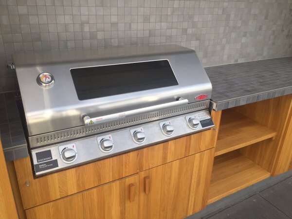 Überdachte BeefEater Außenküche mit Discovery 1100 S Gasgrill