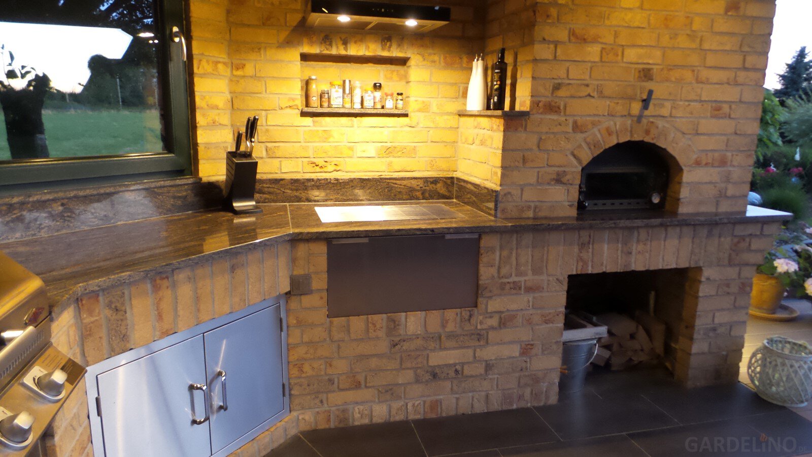 Gemauerte Outdoorküche mit Gasgrill und Holzbackofen | Gardelino.de
