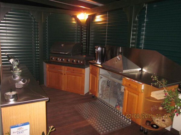 Gartenküche mit Gas Einbaugrill und Kohlegrill