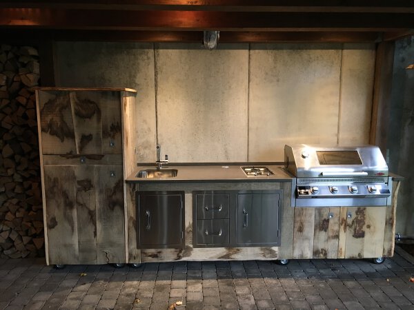 Rustikale Outdoorküche in schickem Holzdesign