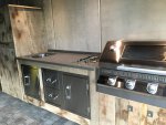 Rustikale Outdoorküche in schickem Holzdesign