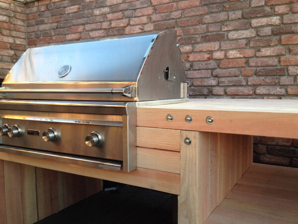 Holz-Außenküche mit Lynx Grill
